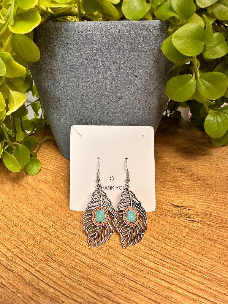 Boho-Federohrringe mit Türkisstein – Eleganz trifft Natur 🦚