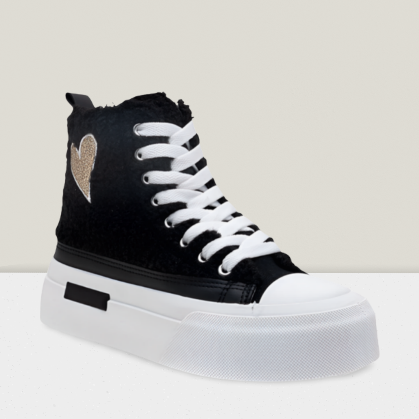 High-Top-Sneakers mit Herzmotiv und Plüschdesign