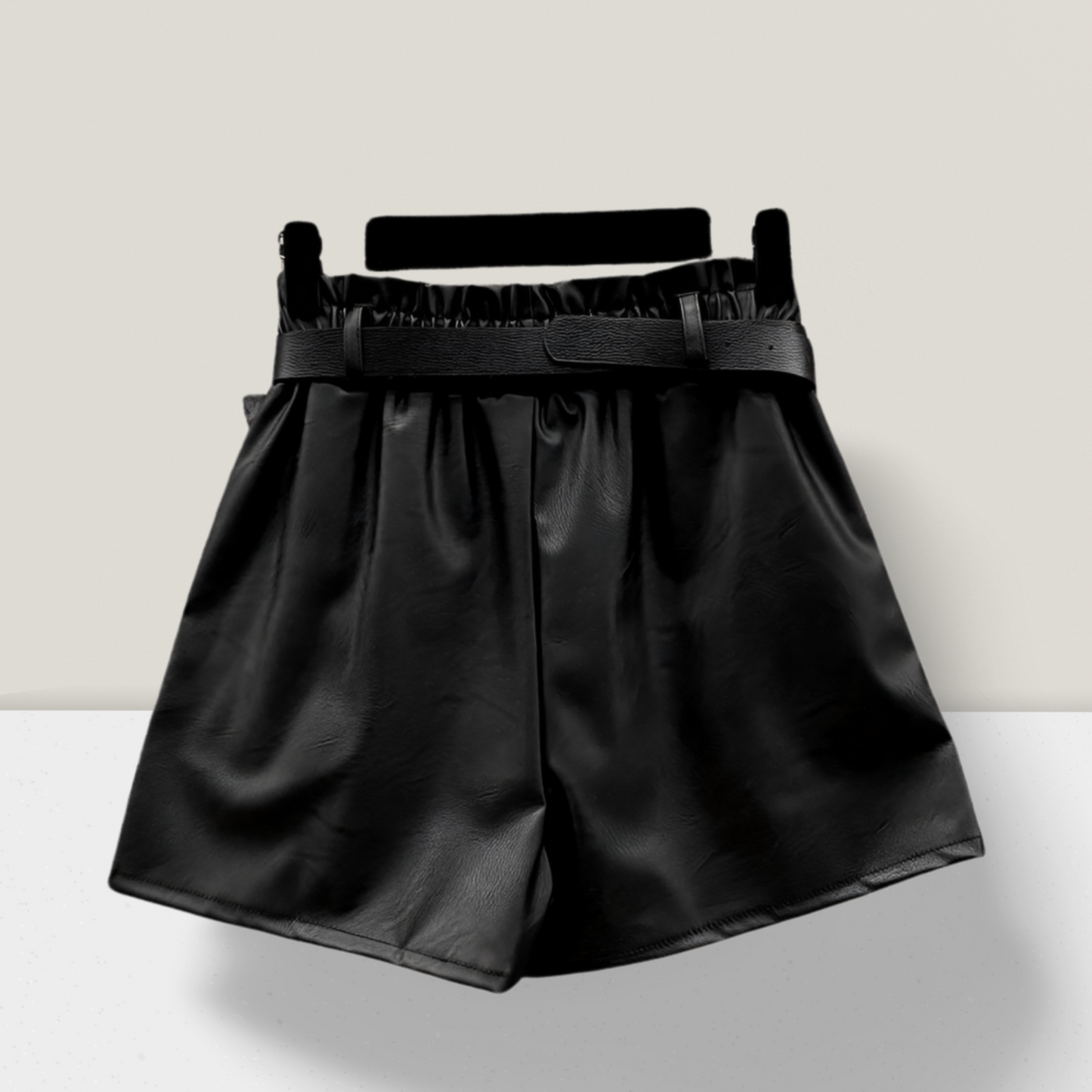 Shorts aus Kunstleder mit Gürtel