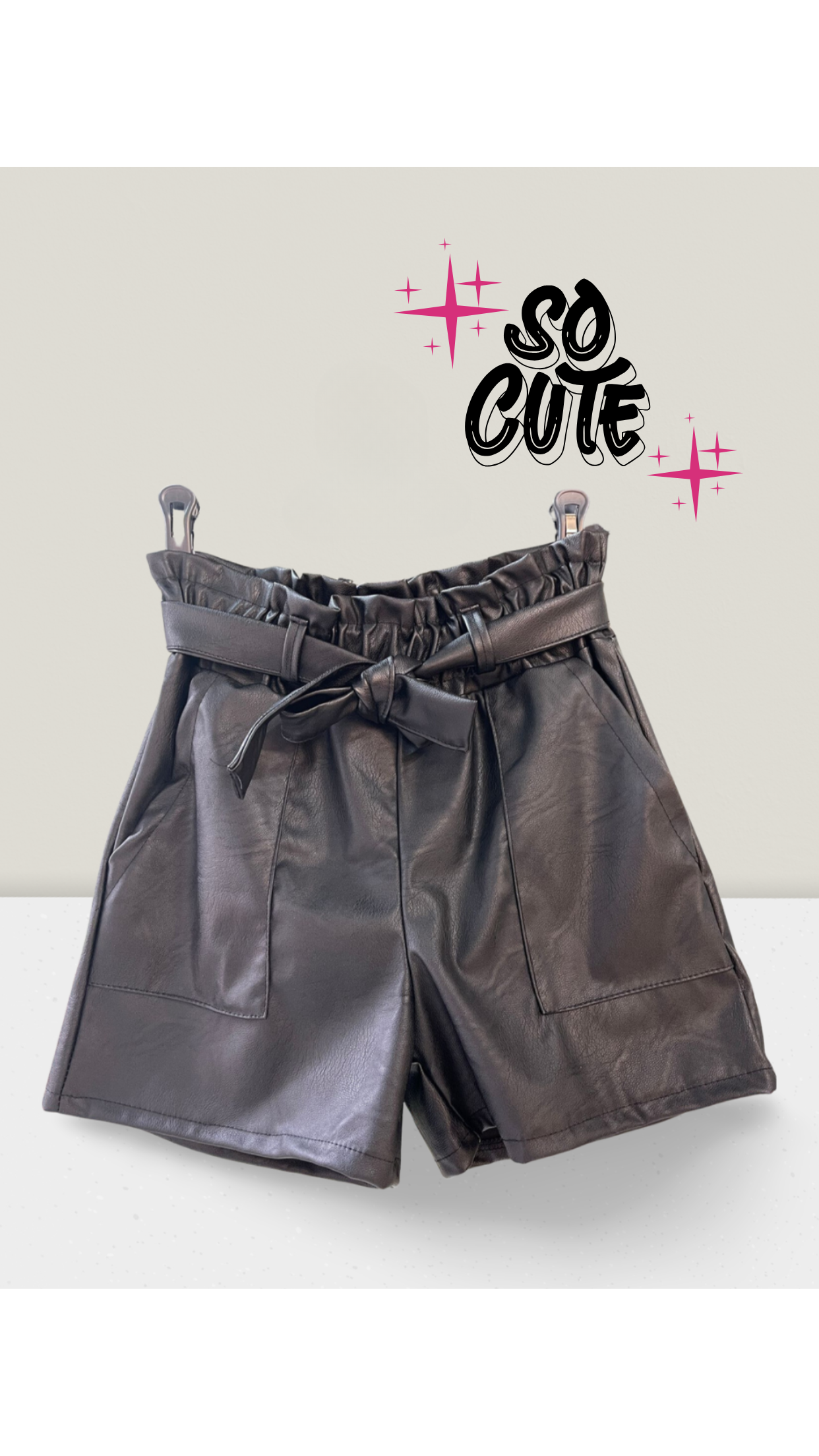 High-Waist-Kunstleder-Shorts mit Gürtel