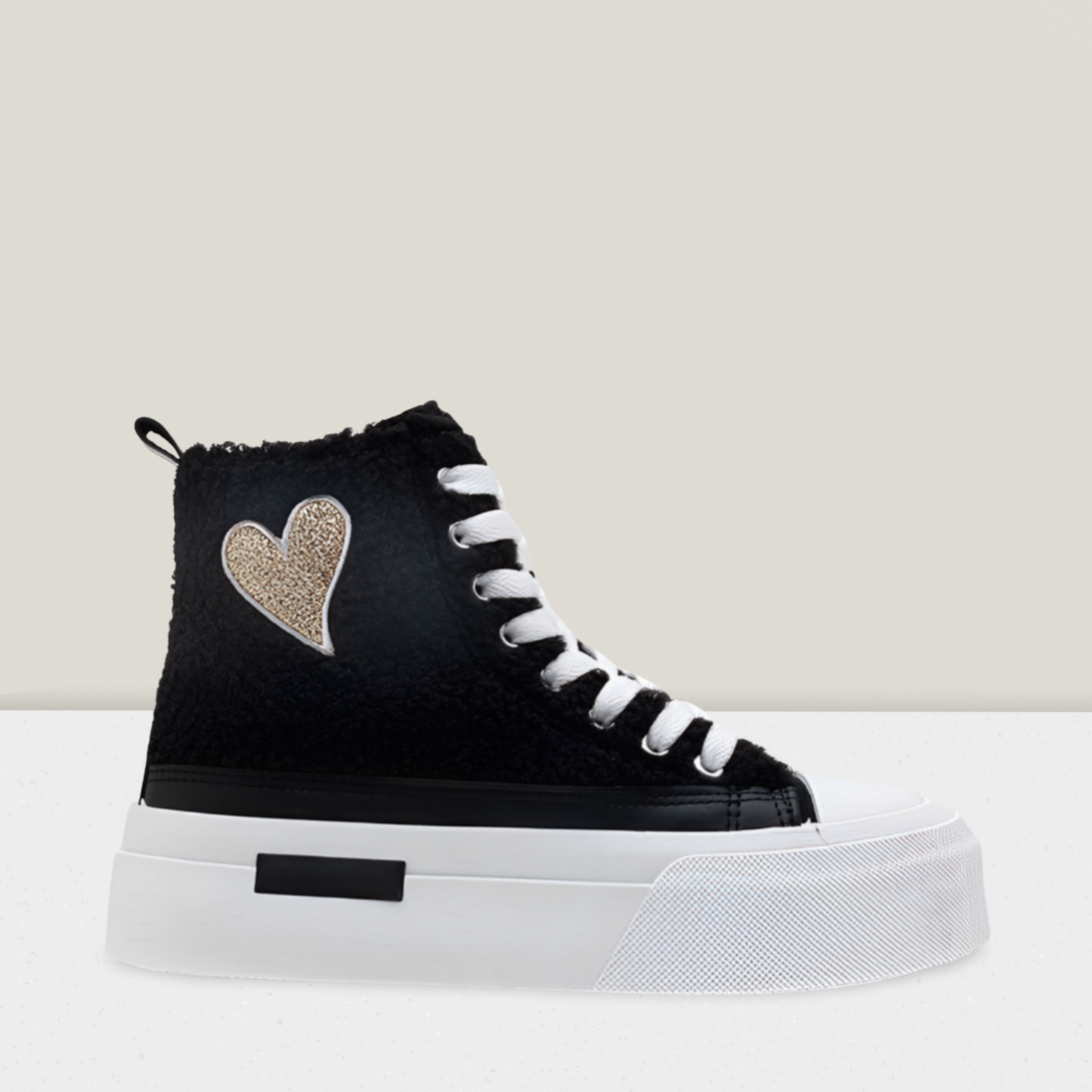 High-Top-Sneakers mit Herzmotiv und Plüschdesign