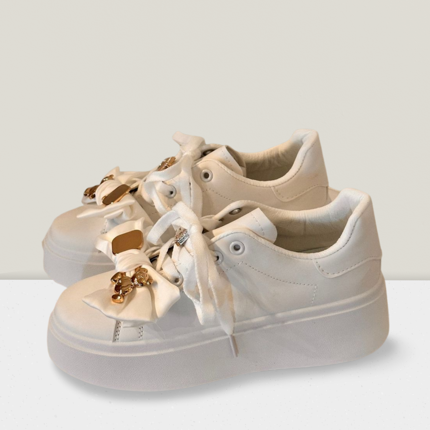 Sneakers mit Schleife und goldenen Details