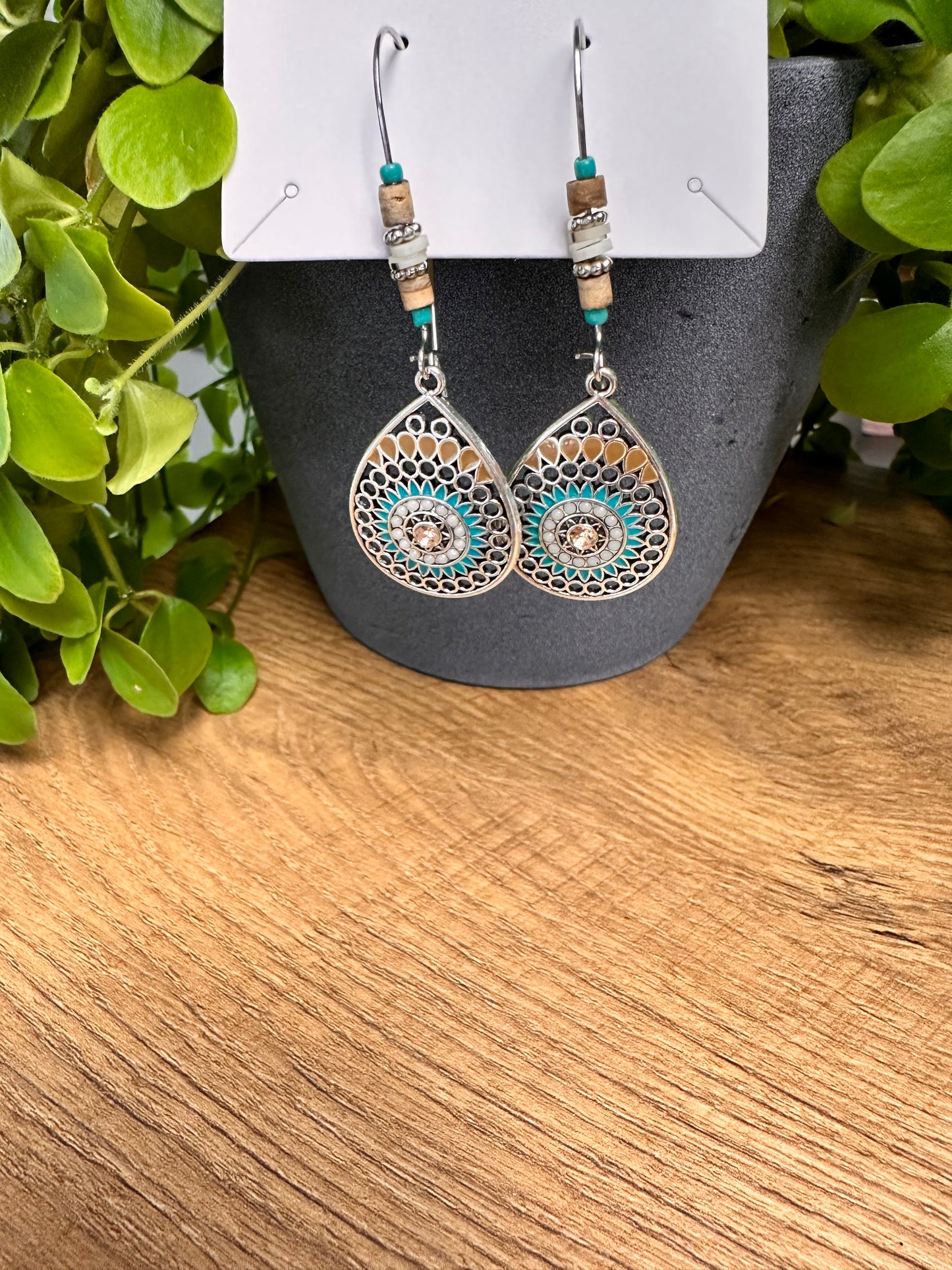 Boho Tropfen-Ohrringe mit filigranem Muster & Perlenakzenten 🌿