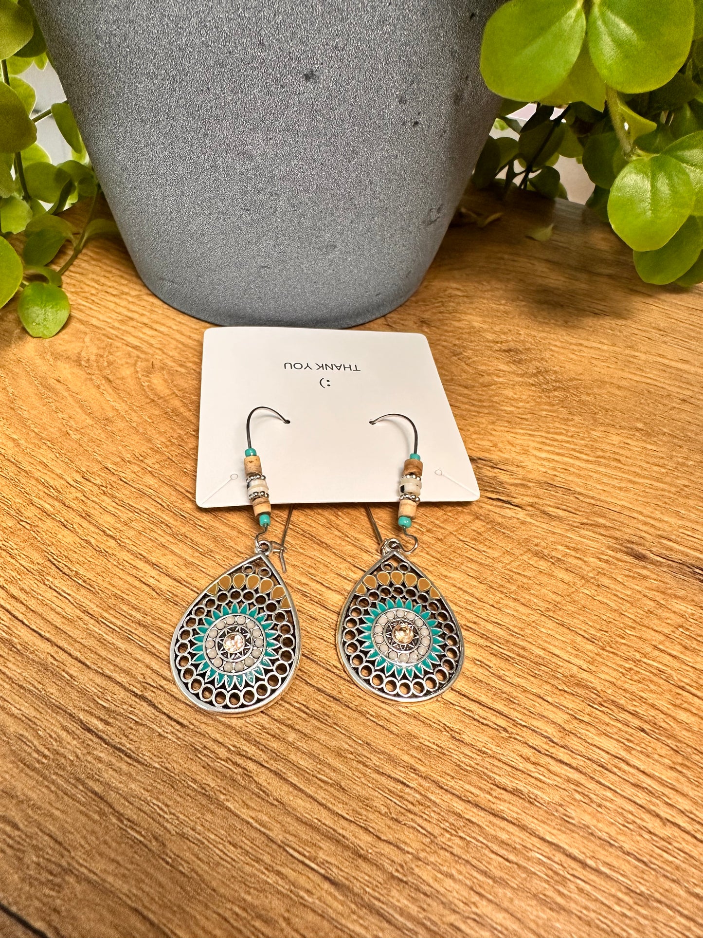 Boho Tropfen-Ohrringe mit filigranem Muster & Perlenakzenten 🌿