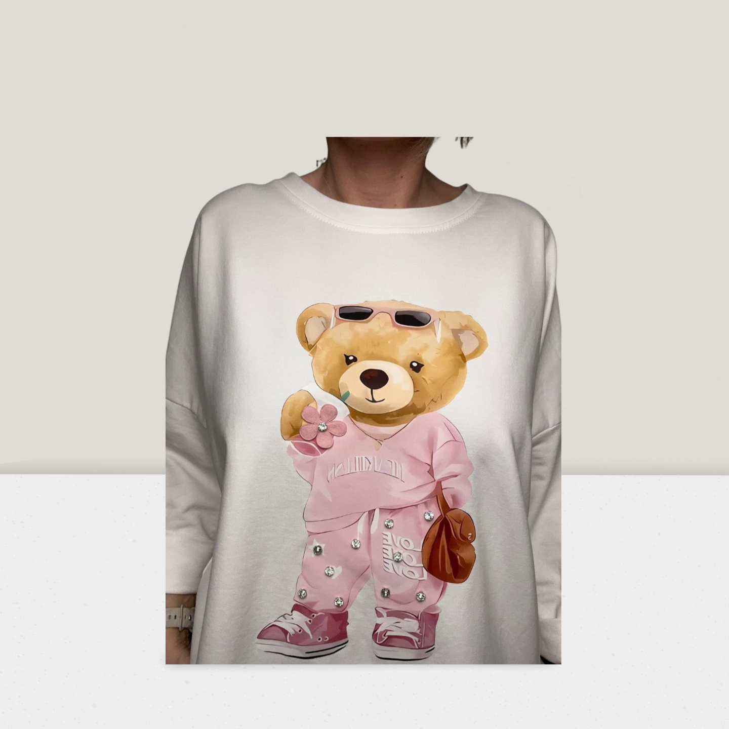 Sweatshirt mit süßem Bären-Motiv und Strass-Verzierung
