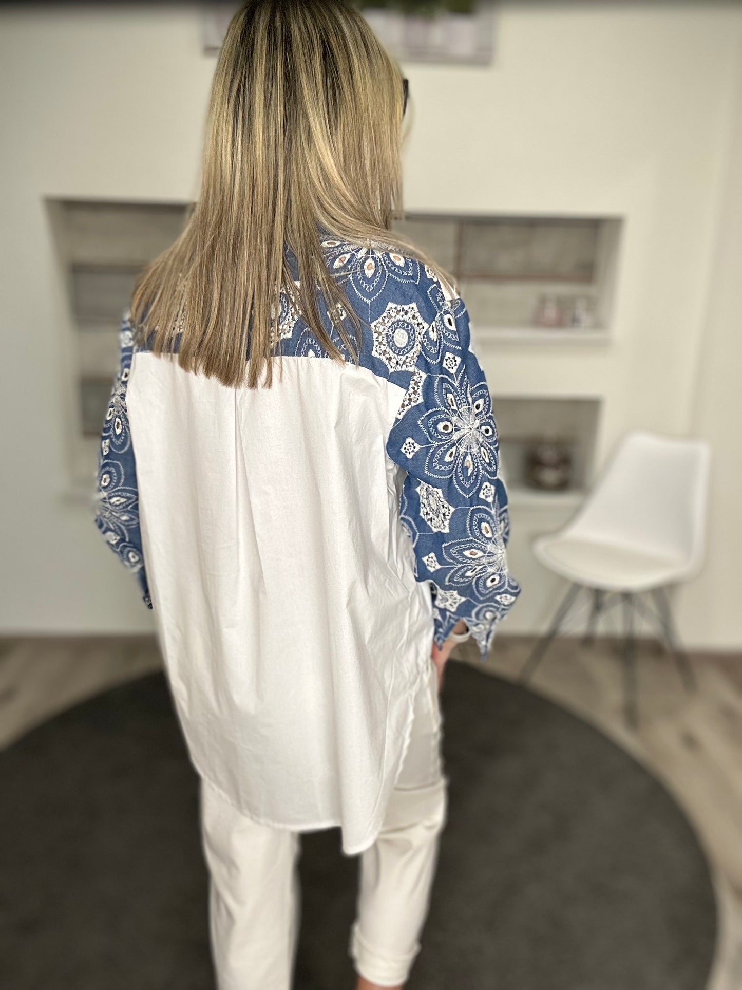 Statement-Bluse im Bandana-Style – Cool, kontrastreich & absolut besonders!