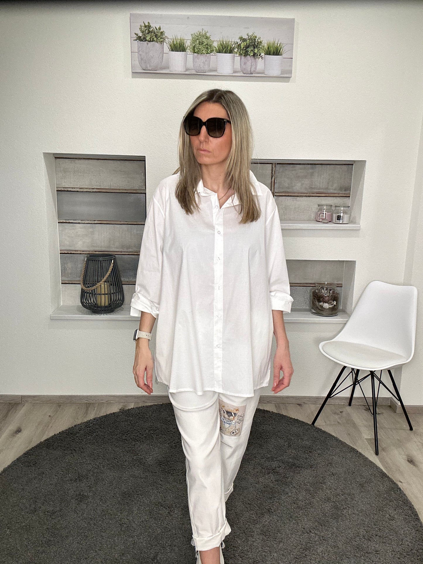 Oversize-Bluse mit Leo-Stern – Klassisch trifft Statement!