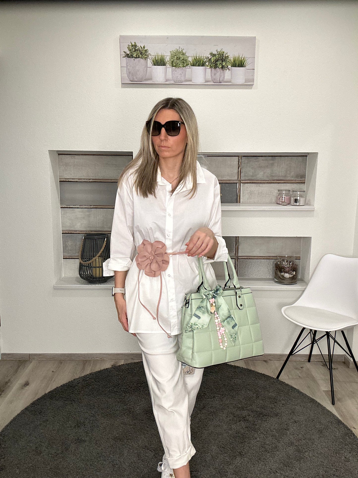 Oversize-Bluse mit Leo-Stern – Klassisch trifft Statement!