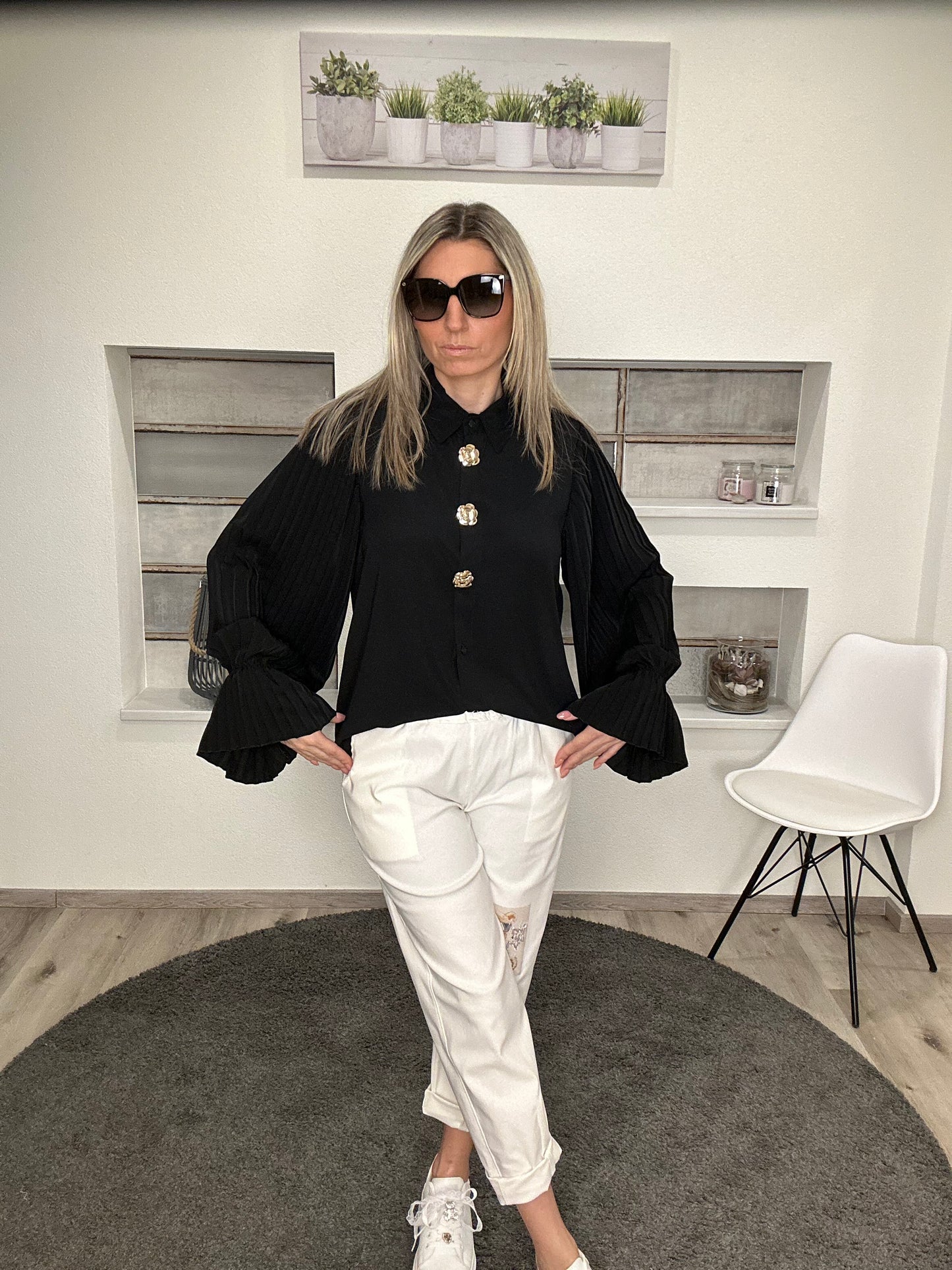 Elegante Bluse mit Plisseeärmeln – Schwarz oder Weiß