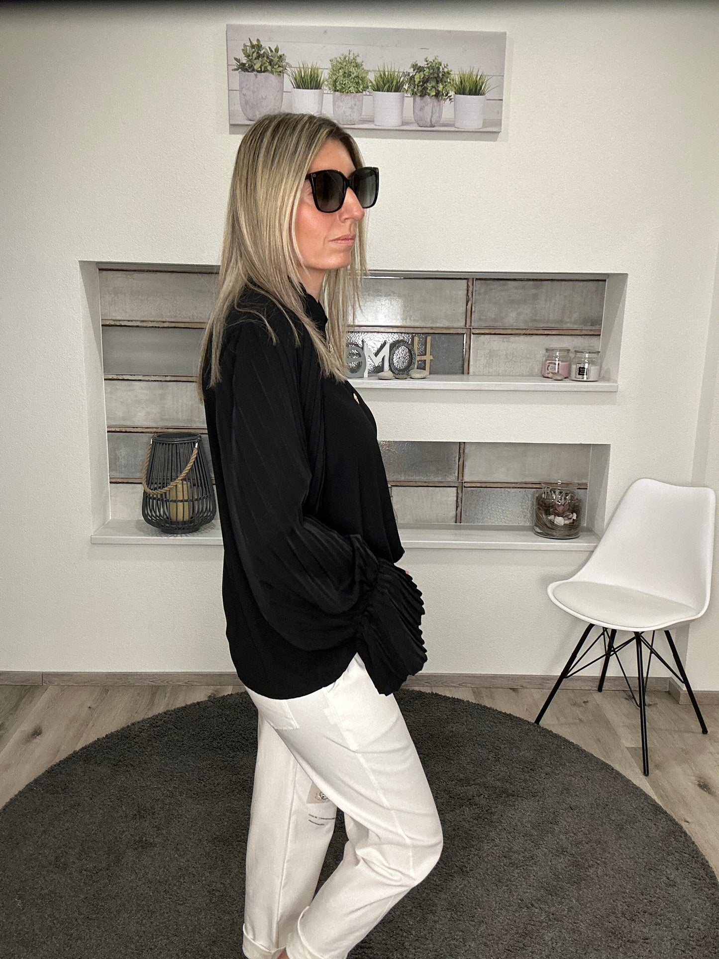 Elegante Bluse mit Plisseeärmeln – Schwarz oder Weiß