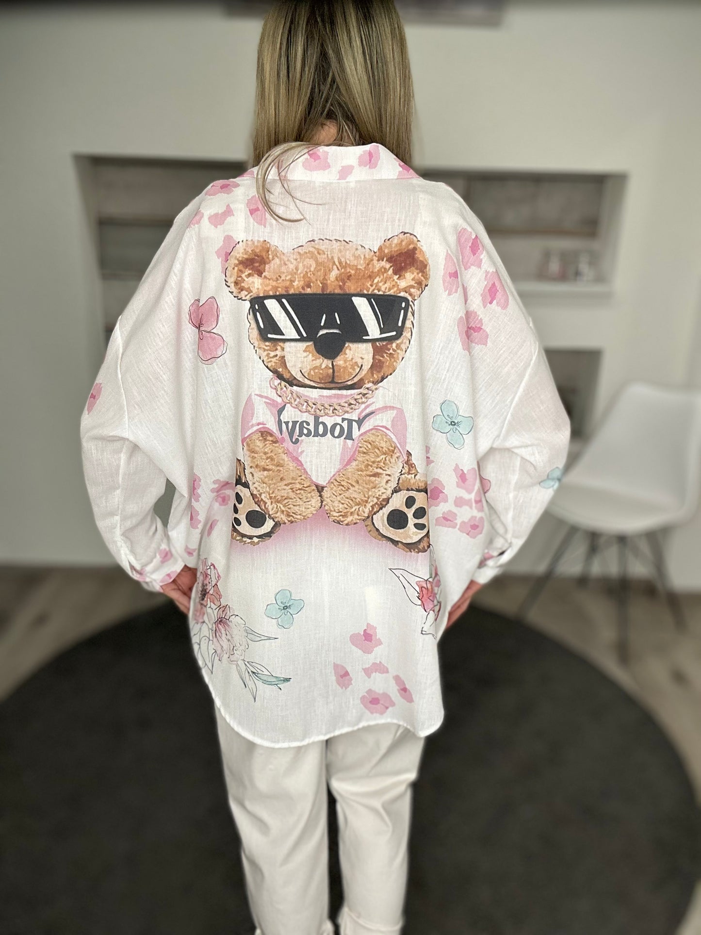 Teddy-Liebe in Blusenform – Verspielt, frech & mega stylisch! 🧸🌸