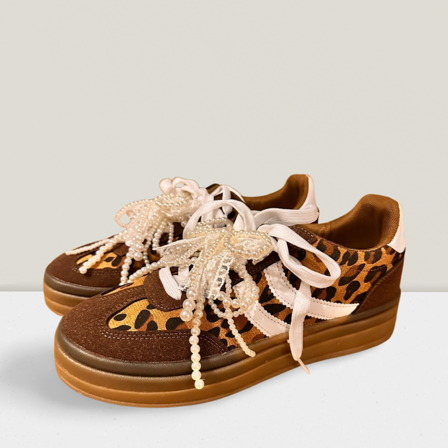 Leo-Sneaker mit & Perlen-Details