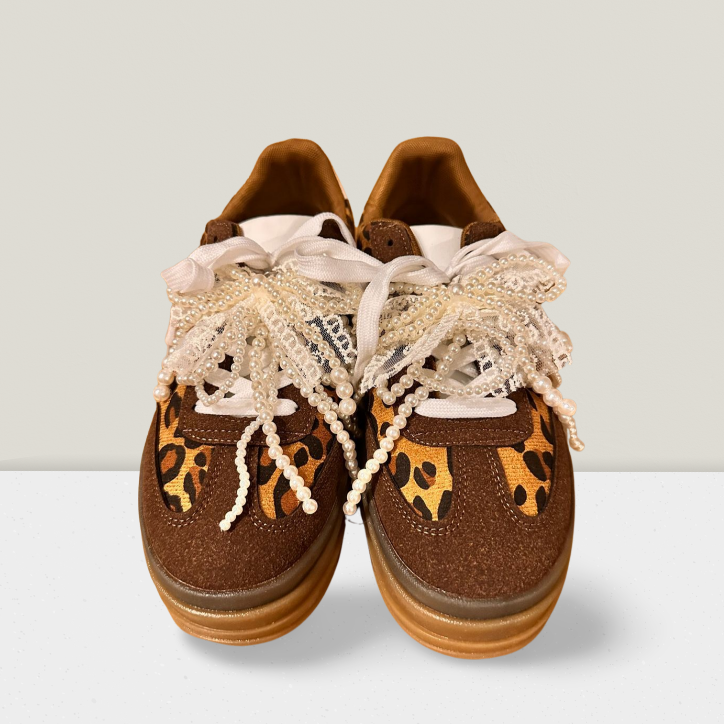 Leo-Sneaker mit & Perlen-Details
