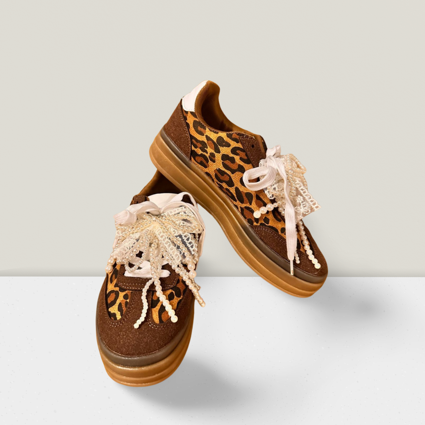 Leo-Sneaker mit & Perlen-Details
