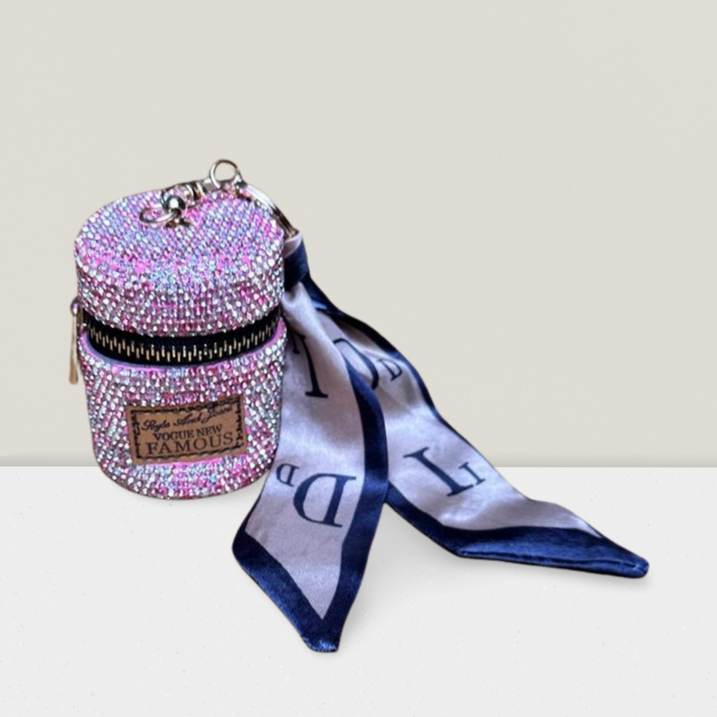 👜 Mini Glam Crush – Strass-Case mit Charme & Schleife 👜