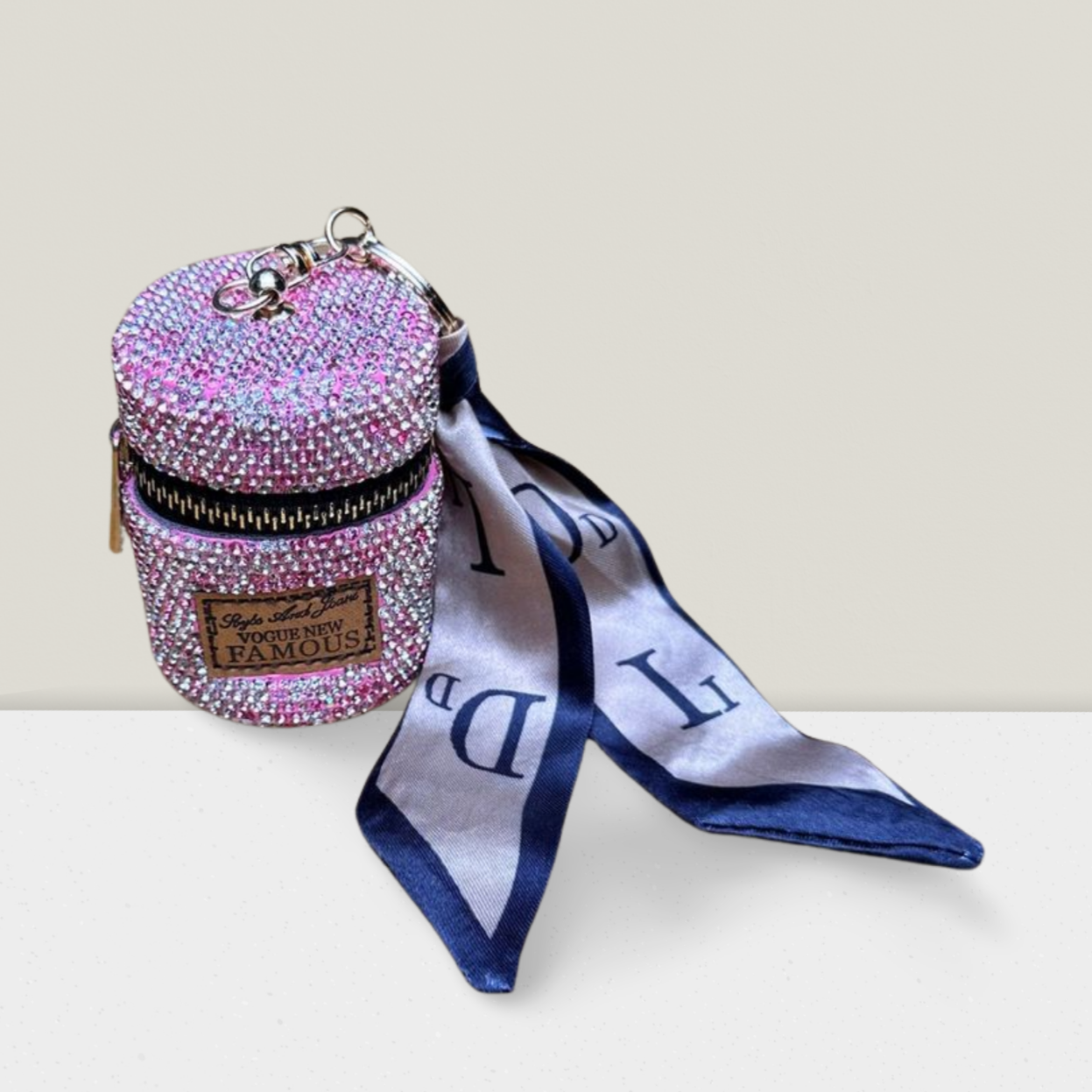 👜 Mini Glam Crush – Strass-Case mit Charme & Schleife 👜