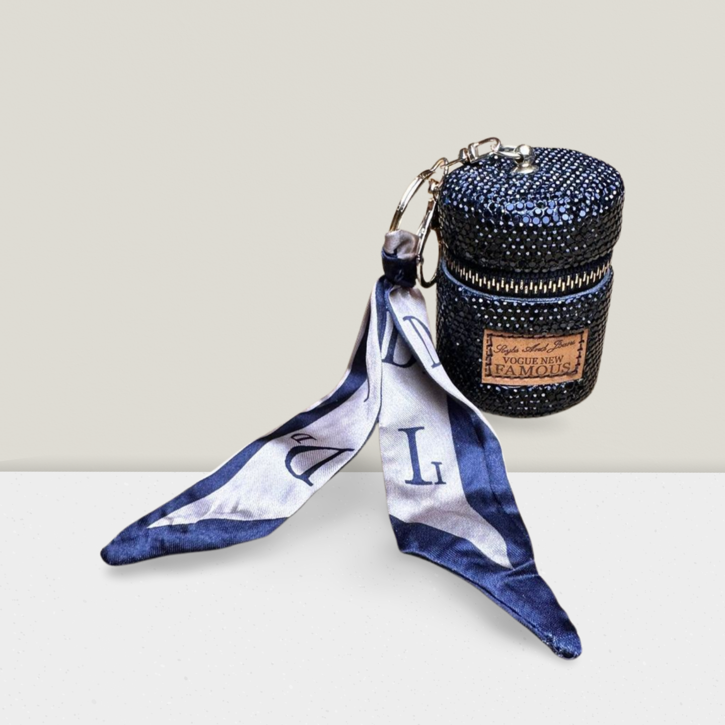 👜 Mini Glam Crush – Strass-Case mit Charme & Schleife 👜