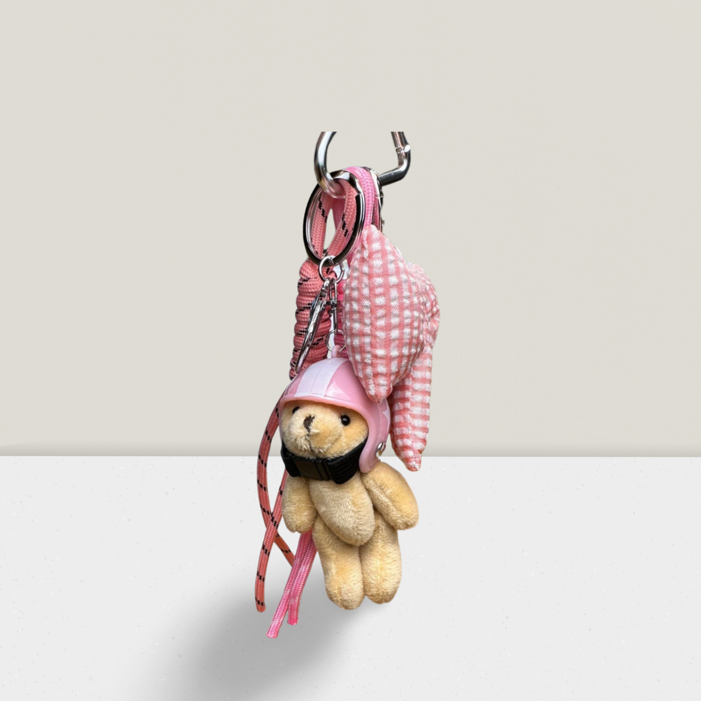 🎀 Bear On The Go – Cutie-Anhänger mit Teddy & XXL-Schleife 🎀