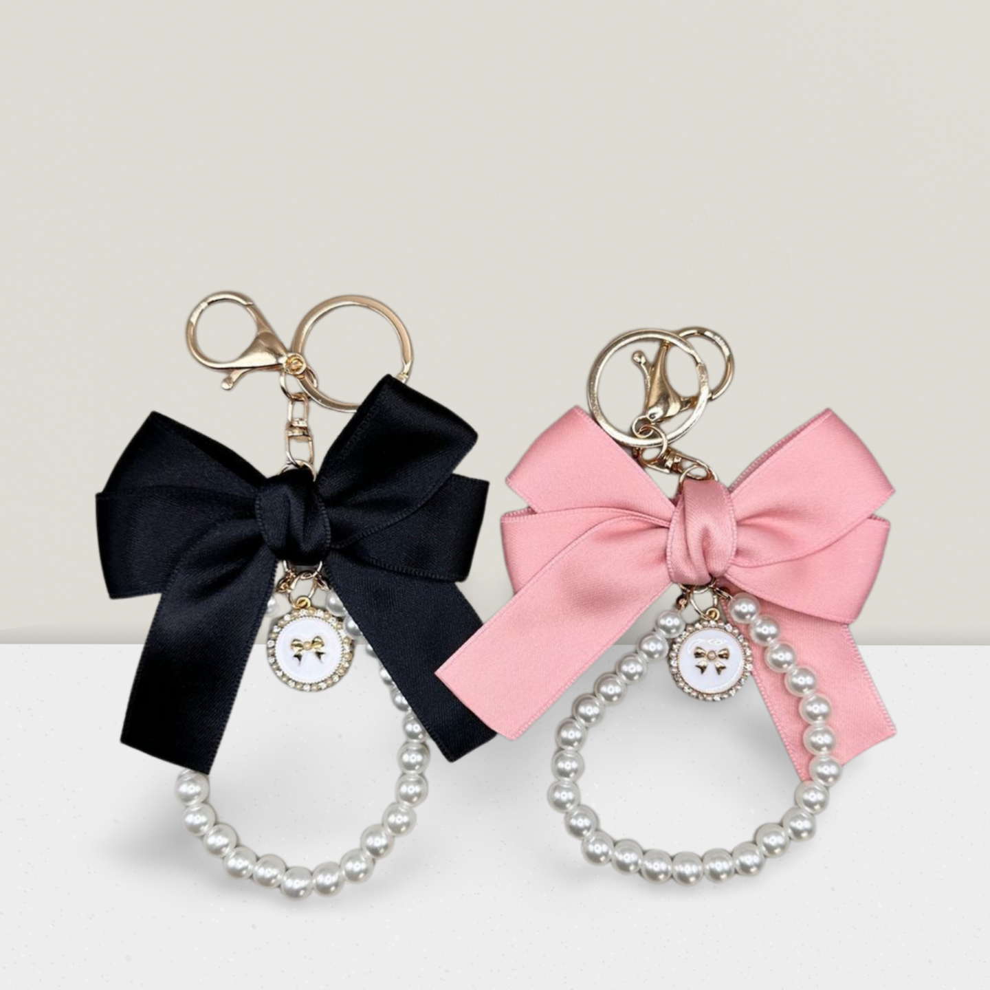 ✨ Pearl Bow Charm – Eleganter Schleifen-Anhänger mit Perlen & Medaillon ✨