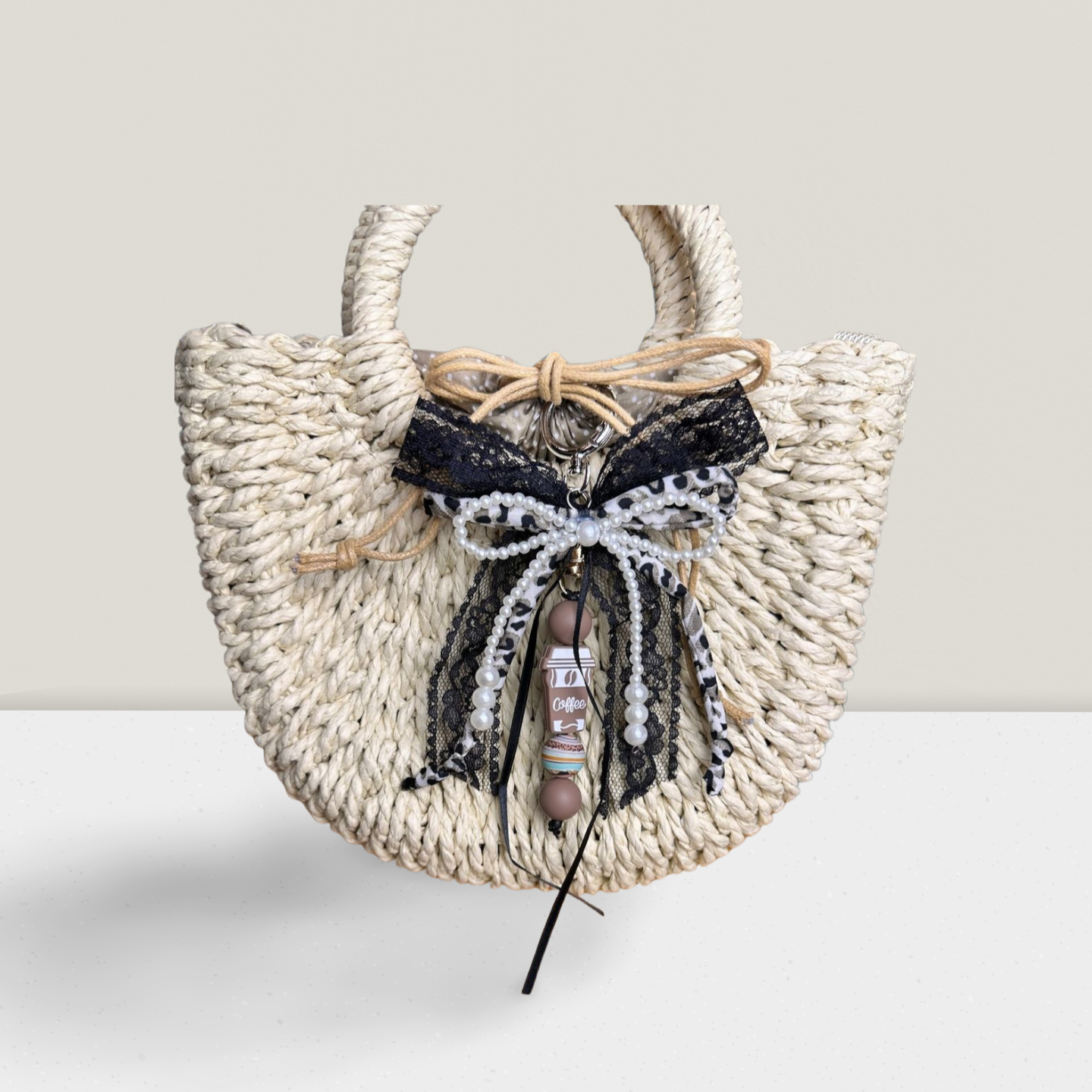 ☕ Coffee Couture – Spitzen-Anhänger für Trendsetterinnen 🖤