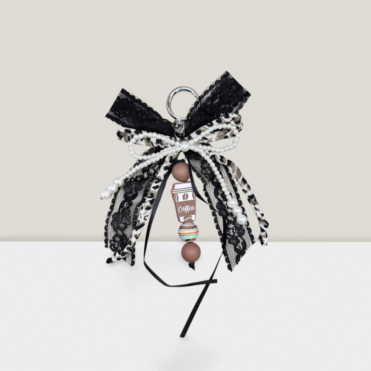 ☕ Coffee Couture – Spitzen-Anhänger für Trendsetterinnen 🖤