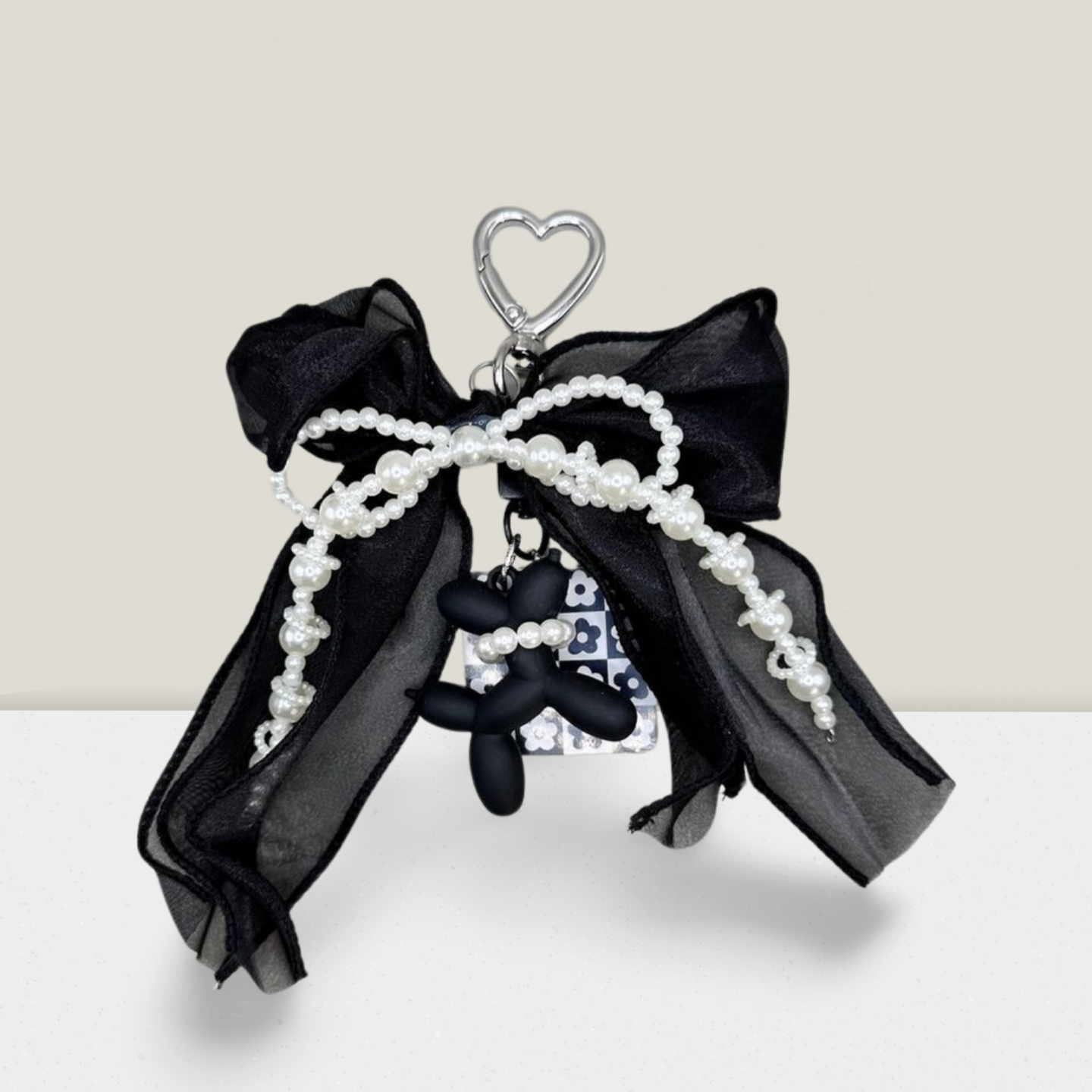 🎈 Balloon Chic – Schwarzer Hund trifft Schleifen-Glam 🖤✨