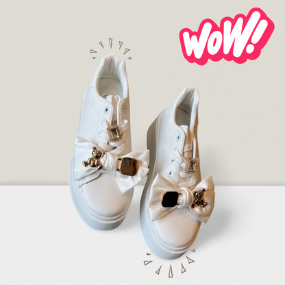 Sneakers mit Schleife und goldenen Details